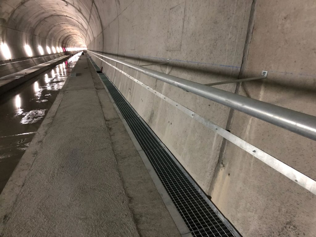 INSAMETAL S.A. instala pasamanos para túnel y tramex en la L.A.V. Madrid - Galicia